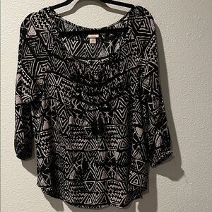 Boho Black & White peasant style Patterned Blouse 
100% Rayon 
SZ L